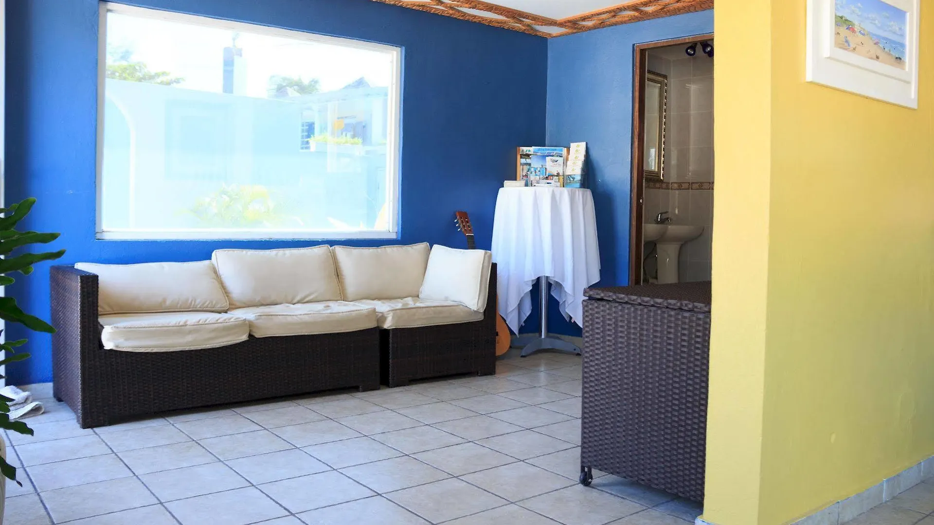 The Beach Guesthouse Pinones Guest house